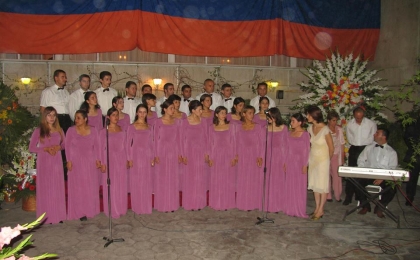 Արցախի պետական երգչախումբը  հանդես է եկել բացօթյա համերգով՝ նվիրված Կոմիտասի 145-ամյակին