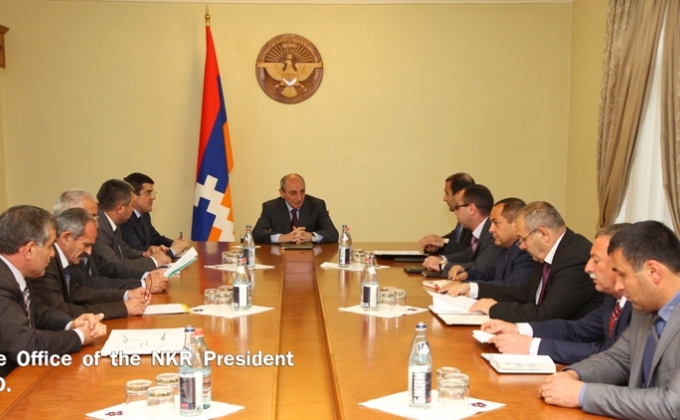 Бако Саакян провел совещание с руководителями райадминистраций