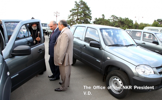 Philanthropist Arthur Varzhapetyan handed over cars to a number of NKR state structures
