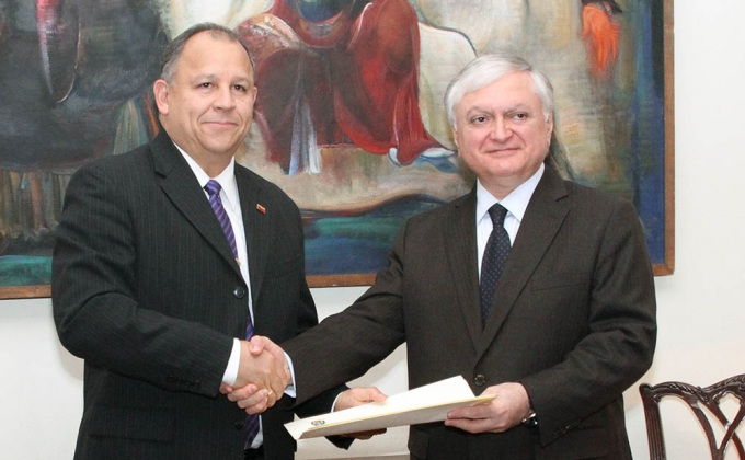 Newly appointed Ambassador of Venezuela hands over copies of his credential to Foreign Minister of Armenia