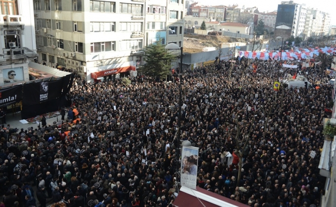 «Ախպարի՛կ, կարոտով, զայրույթով համառորեն այստեղ ենք». Թուրքիայում հազարավոր քաղաքացիներ հավաքվել են «Ակոս» պարբերականի նախկին խմբագրության առջեւ (լուսանկարներ)