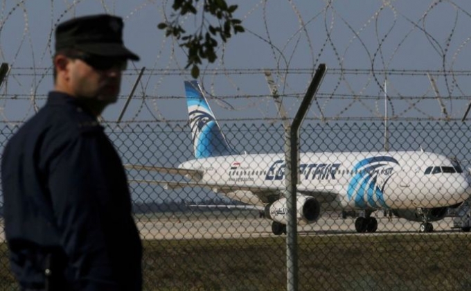 СМИ: угонщик самолета разрешил пассажирам-египтянам покинуть самолет
