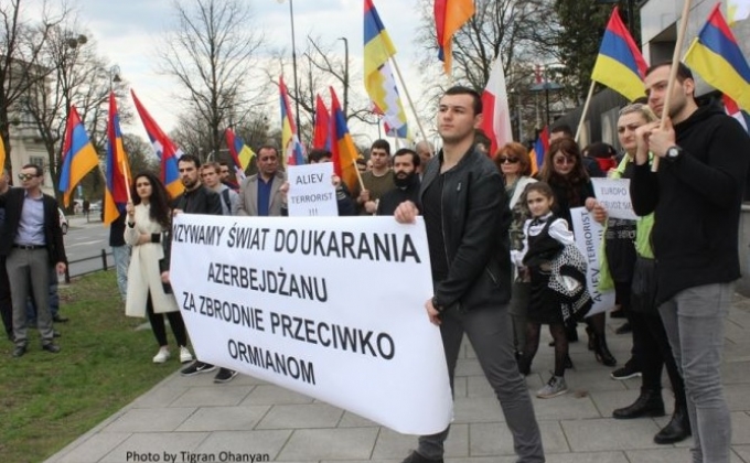 Армянская молодежь Польши организовали акцию протеста у посольств РФ, Франции и США
