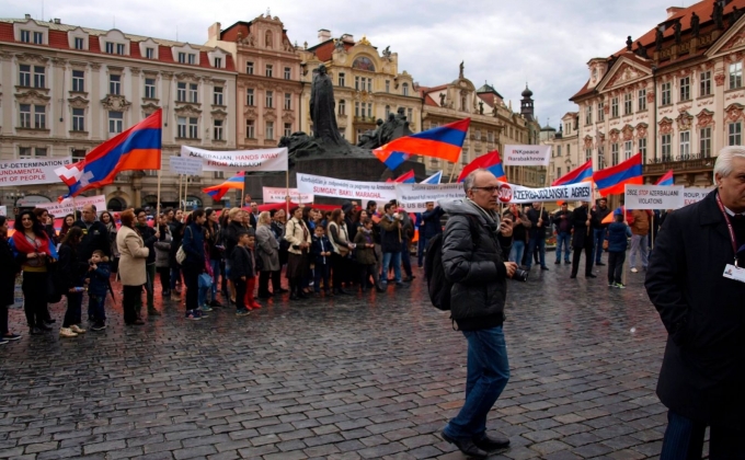 Армяне Чехии провели акцию протеста против агрессии Азербайджана в НКР