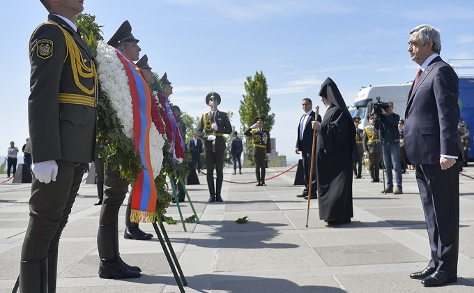 В Цицернакаберде Серж Саргсян воздал дань уважения памяти жертв Геноцида армян