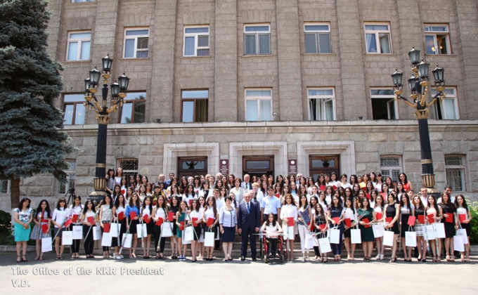 В резиденции президента НКР состоялась торжественная церемония вручения дипломов и наград студентам