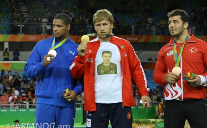 Артур Алексанян получил олимпийское золото с фотографией Героя Арцаха Роберта Абаджяна на груди