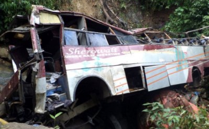21 killed as bus plunges off  bridge in India

