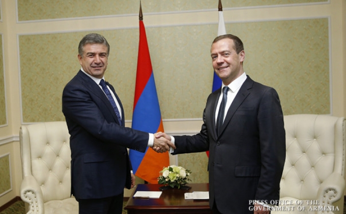 Armenian, Russian premiers discuss bilateral agenda