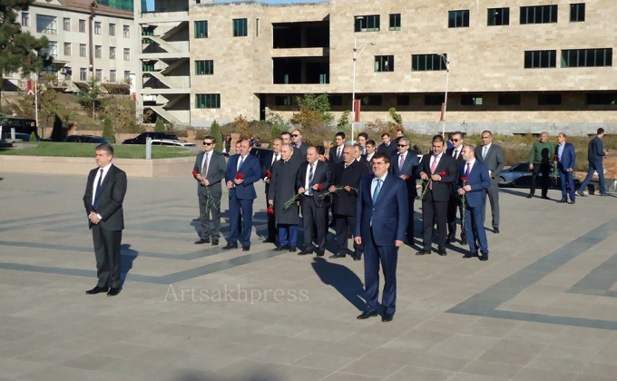 Премьер-министры Армении и Арцаха в Степанакерте почтили память погибших в ВОВ и карабахской войне