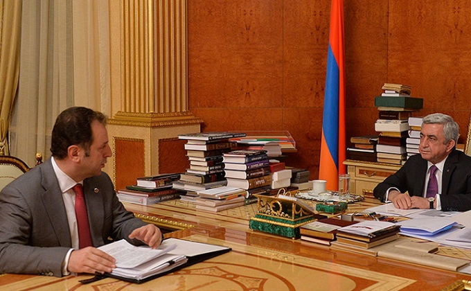 Defense Minister briefs Serzh Sargsyan on launching assistance program for families of fallen soldiers

