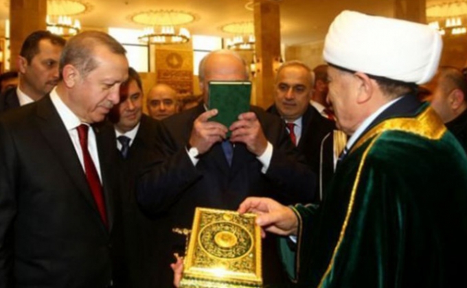 Alexander Lukashenko kisses the Koran