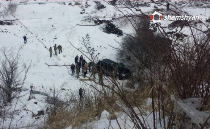 Автомобиль министра обороны Армении скатился в овраг, 2 человека погибли