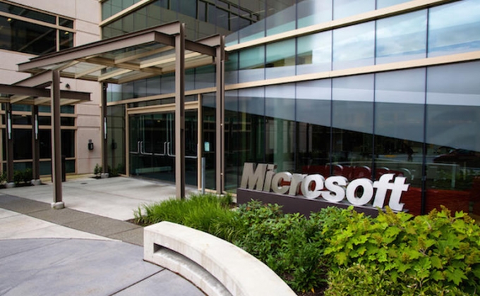 Microsoft оформила патент на гибкий экран смартфона из серии Surface
