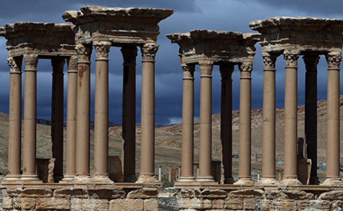 Боевики ИГ разрушили часть античного амфитеатра в Пальмире и всемирно известный тетрапилон