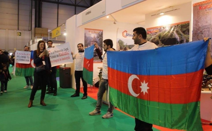 Մադրիդում Արցախի տաղավարի առջև ադրբեջանցիները բողոքի ակցիա են կազմակերպել