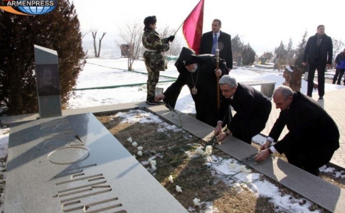 ԼՂՀ նախագահը  և Հայաստանի բարձրաստիճան այրերը Եռաբլուրում հարգեցին զոհված հայորդիների հիշատակը