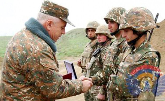 Министр обороны Арцаха вручил награды военнослужащим, участвовавшим в пресечении диверсии 25 февраля