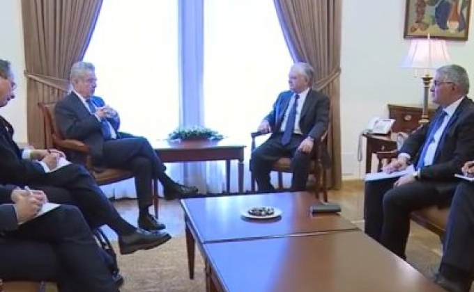 
Armenian FM meets with former Austrian president