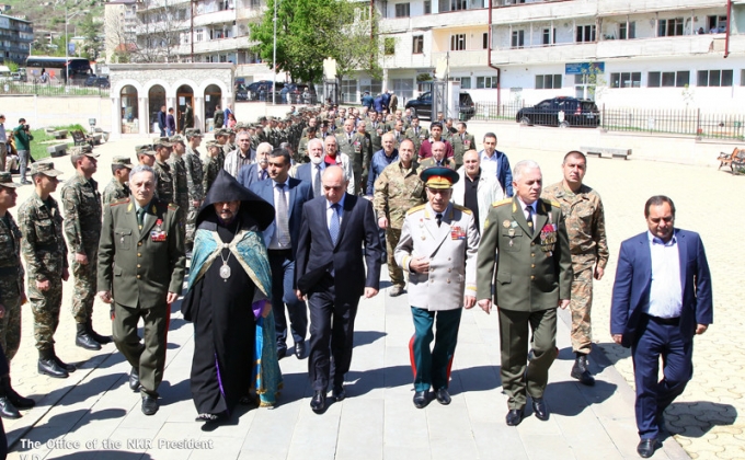 Бако Саакян присутствовал на богослужении в честь Армии обороны