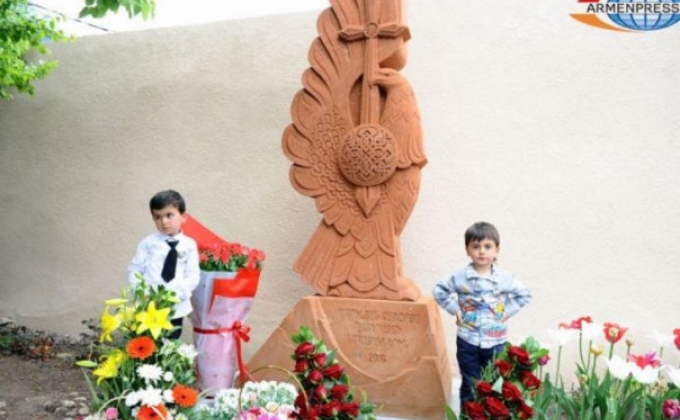 Երևանում ապրիլյան պատերազմի նահատակներին նվիրված խաչքար է բացվել
