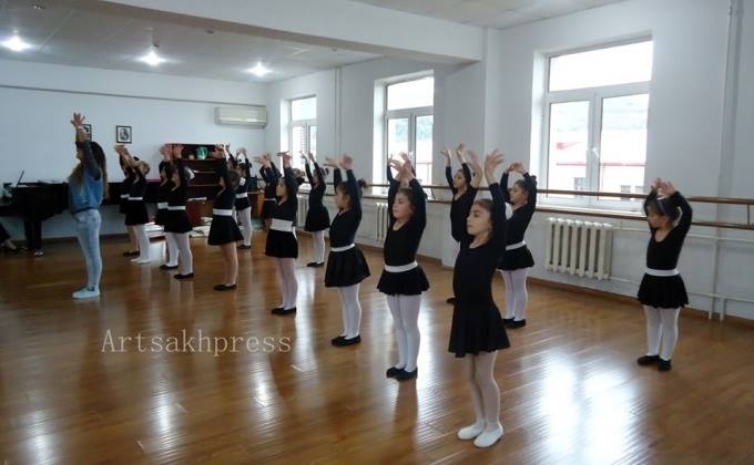В ряде школ Арцаха будет введен предмет «Национальные песни и танцы»
