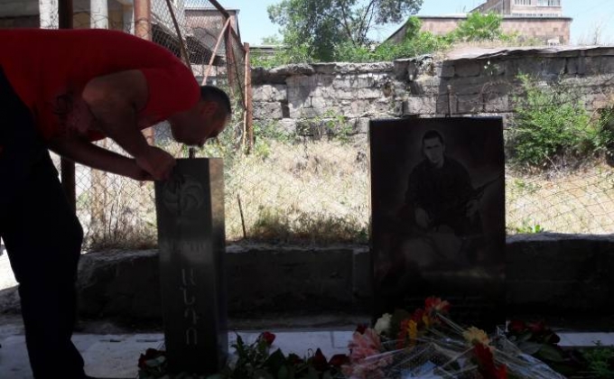 Երևանում բացվեց ապրիլյան պատերազմի հերոս Բագրատ Ալեքսանյանի հիշատակին նվիրված հուշաքար
