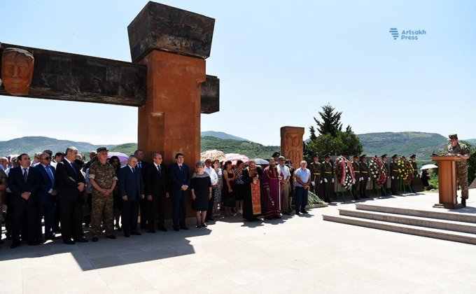 Bako Sahakyan visits Stepanakert Memorial (Photos)