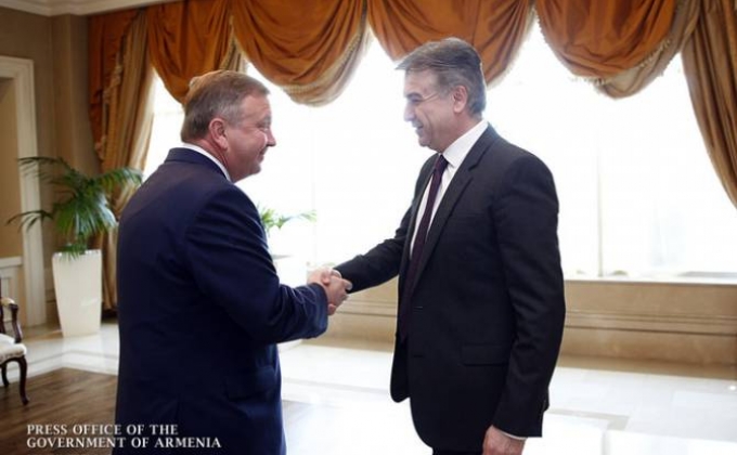 Armenian PM holds private meeting with his Belarusian counterpart