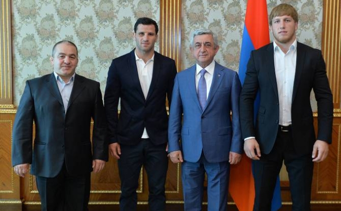 President Sargsyan hosts world champions Artur Alexanyan and Maxim Manukyan
