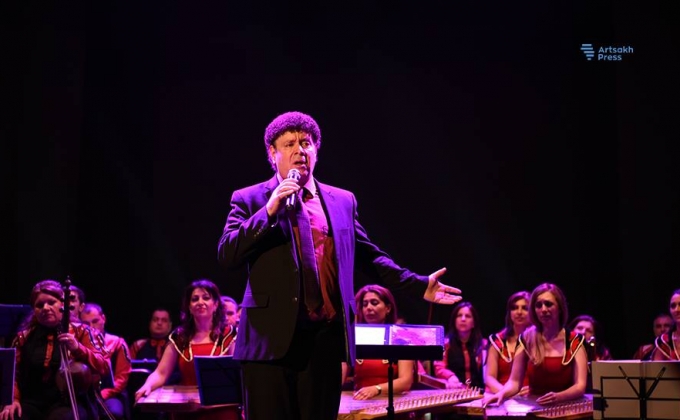 Concert of the American singer and composer Daniel Decker was held in Shushi (Photos)