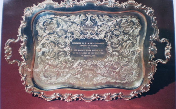 Золотой поднос работы армянского ювелира выставлен в Букингемском дворце