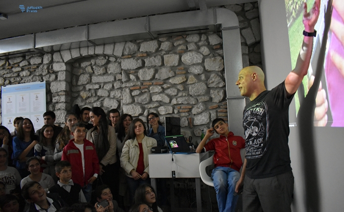 Իսպանացի արվեստագետ Ալբերտո Լեվի Մակեդոն Ստեփանակերտի «Թումո» կենտրոնում ներկայացրել է BrainArt՝ տեխնոլոգիաների և արվեստի համադրումը