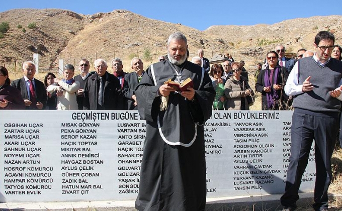 Թուրքիայում Ցեղասպանությունից փրկված մի խումբ հայեր հոգեւորականի հետ այցելել են իրենց պապերի գերեզմանը
