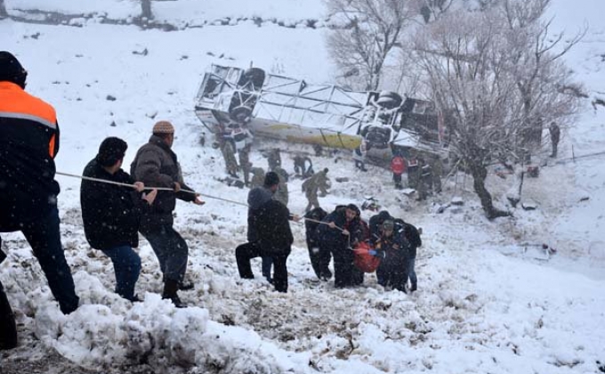 6 killed as bus falls into valley in Turkey