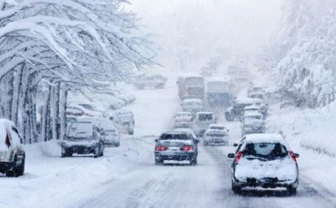 Во Франции снегопады привели к нарушению работы транспорта