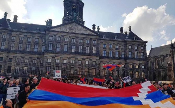 «Азербайджанцы - агрессоры», «Мы хотим мира»: армяне Нидерландов организовали акцию