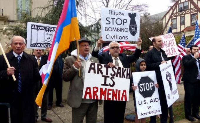 Պատմության շիտակ կողմը. ամերիկահայերը Ադրբեջանի դեսպանատան առջեւ ցույց են կազմակերպել
