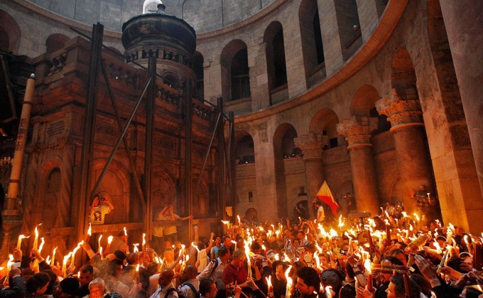 Благодатный огонь: что стоит за откровением армянского священника в Иерусалиме
