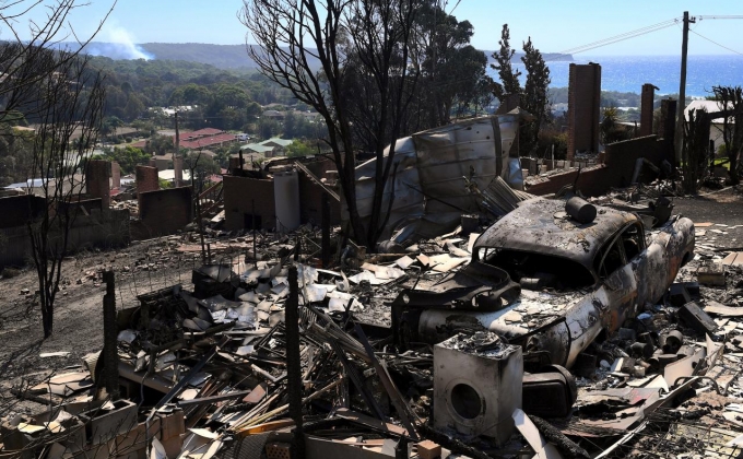 Australian wildfires destroy homes, hundreds of people flee
