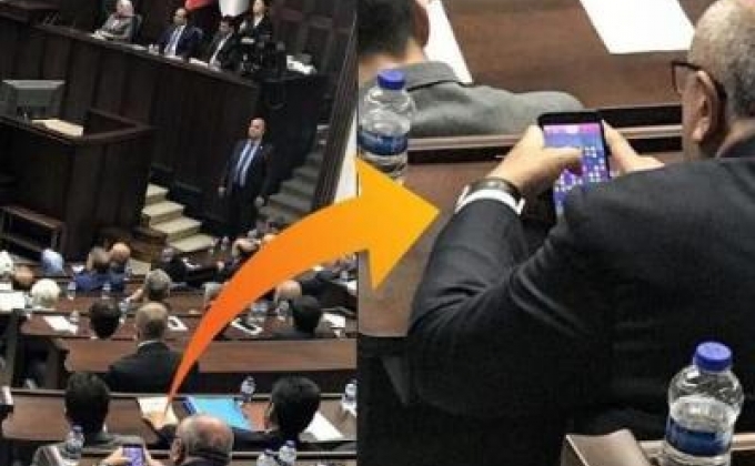 Турецкий депутат попался на игре «Candy Crush» во время выступления Эрдогана
