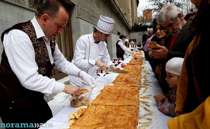 Երևանում համտեսեցին աշխարհի ամենաերկար գաթան