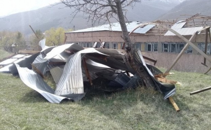 В Ванадзоре сильный ветер сорвал крышу швейной фабрики «Базум»