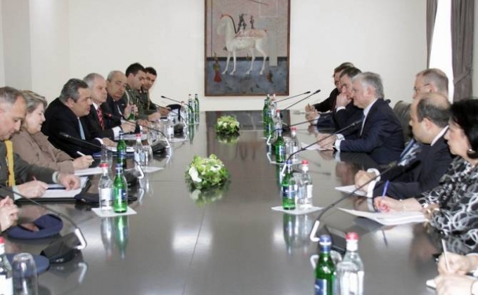 Armenian FM holds meeting with Greece’s national defense minister
