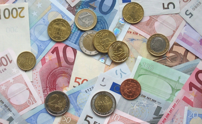 Euro exchange rate rises up to 76.85 rubles