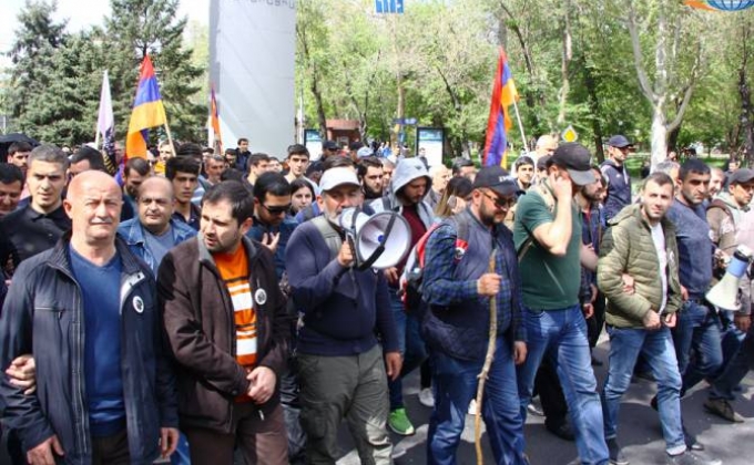 Demonstrators reach PM residence in Yerevan