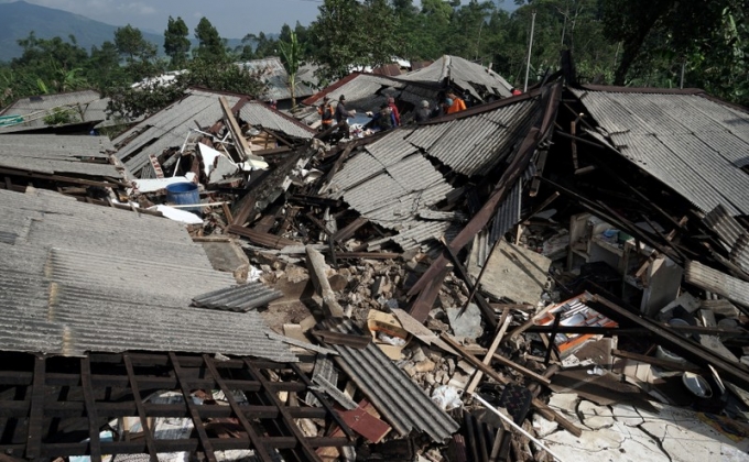 Hundreds flee homes as 4.4 magnitude quake strikes Indonesia