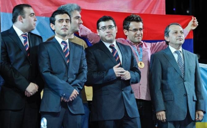 На фоне митингов: шахматисты во главе с Левоном Ароняном выразили слова поддержки премьеру Армении Сержу Саргсяну
