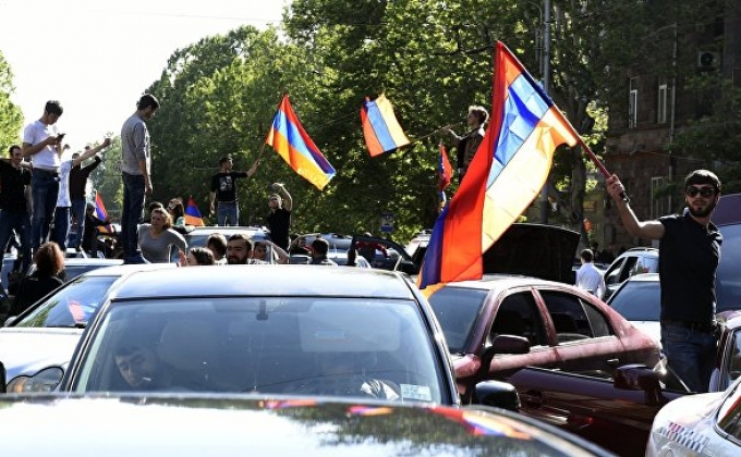 В центре Еревана монтируют сцену для оппозиционного митинга
