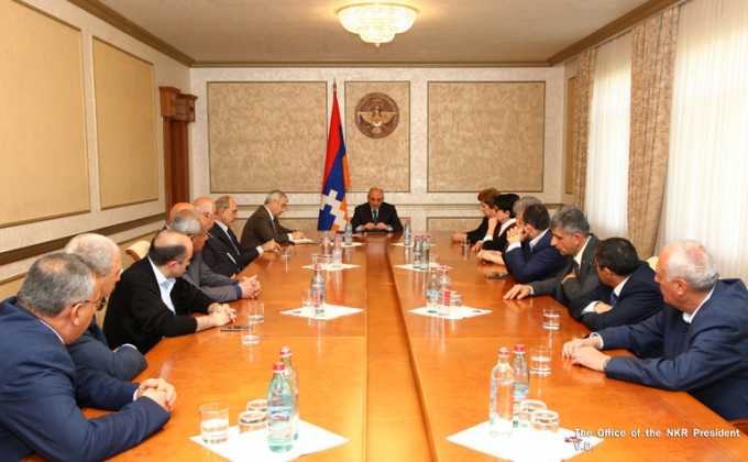 Бако Саакян встретился с руководителями фракций и председателями постоянных комиссий Национального собрания Республики Арцах
